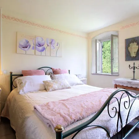 Charming In With Garden Holiday home